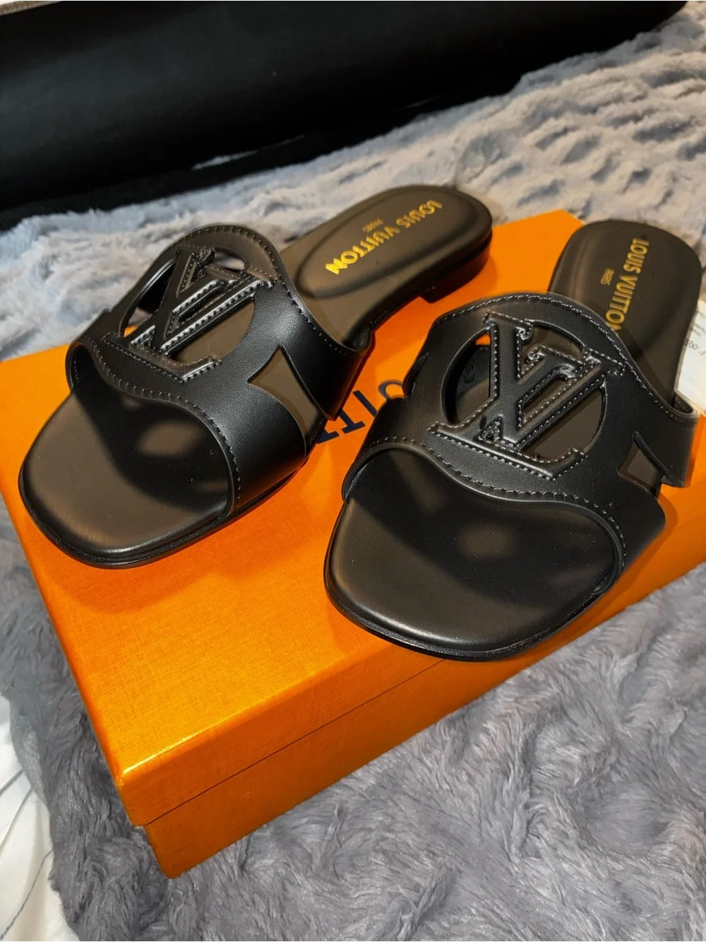 Louis Vuitton LV Isola Flat Mule Black Leather Size 37.5 NWT